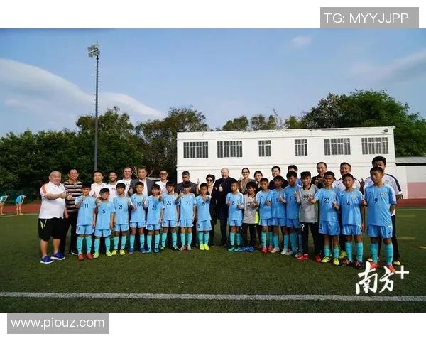 足球明星齐聚一堂合影留念展现运动精神与友谊的精彩瞬间 足球明星齐聚一堂合影留念展现运动精神与友谊的精彩瞬间