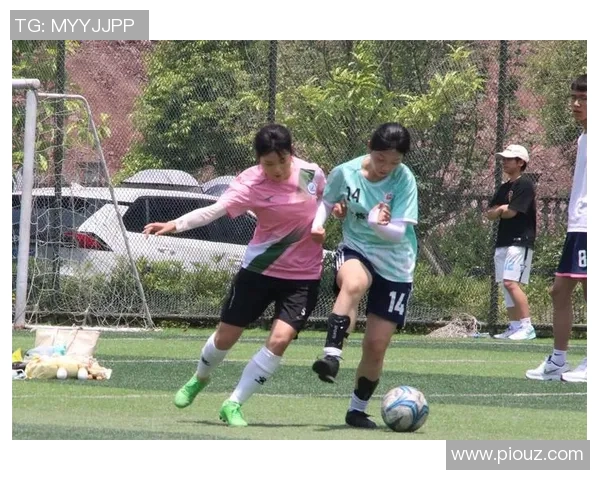 足球明星齐聚北京激情踢球展现风采引发球迷热烈追捧 足球明星齐聚北京激情踢球展现风采引发球迷热烈追捧