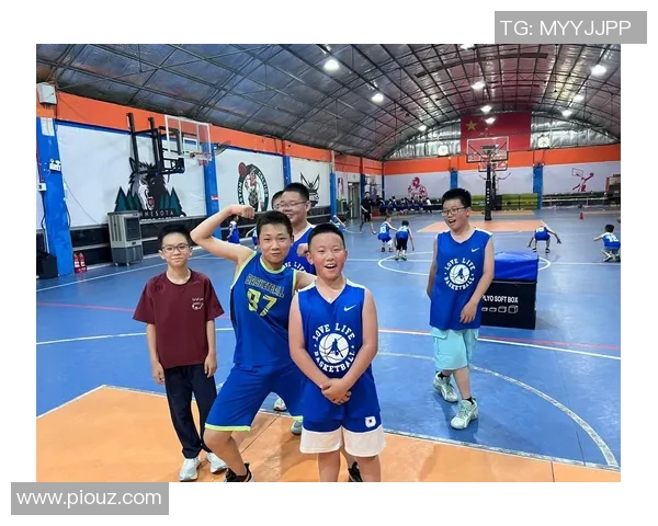 篮球明星与小孩亲密互动共拍掌传递运动热情与友谊的美好瞬间 篮球明星与小孩亲密互动共拍掌传递运动热情与友谊的美好瞬间